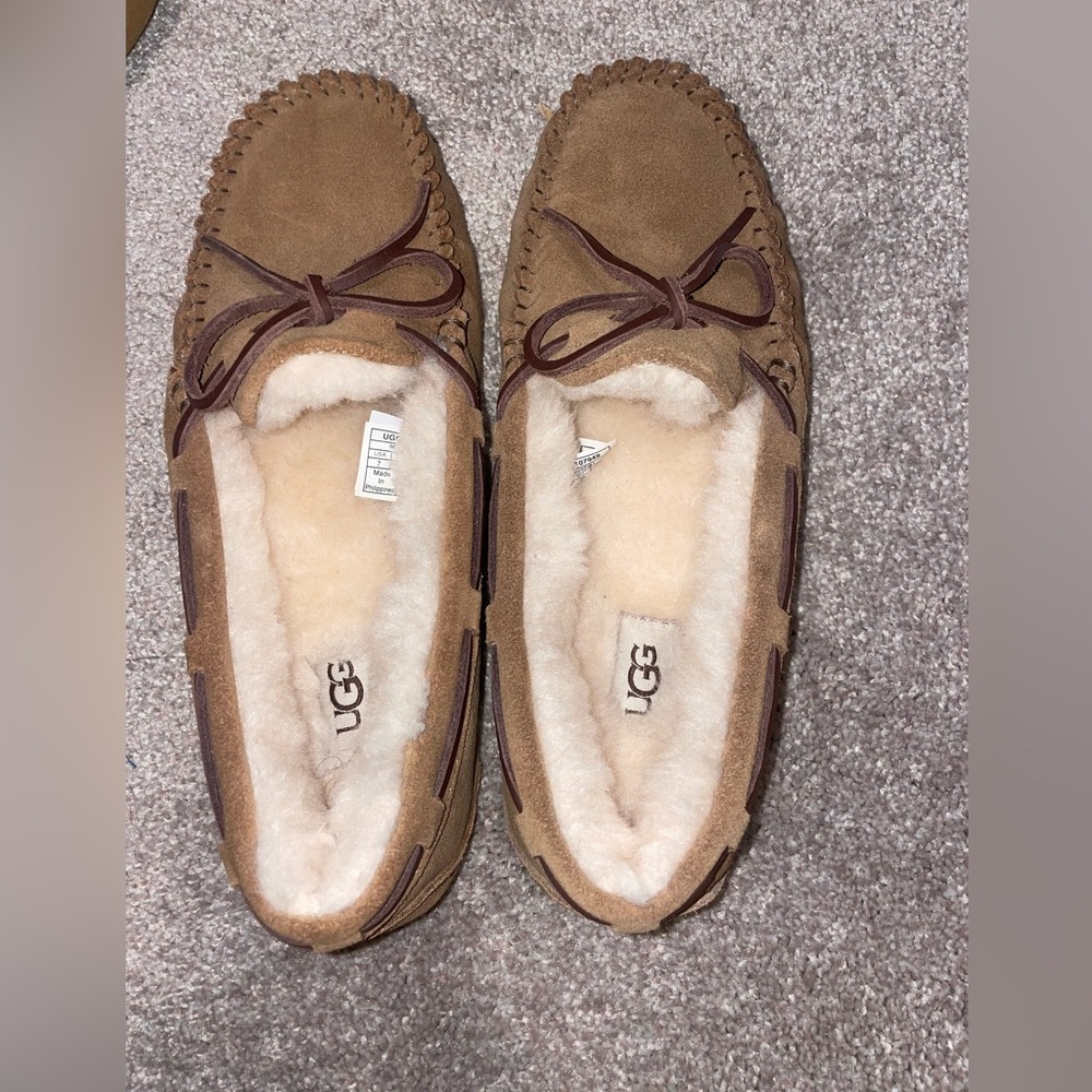 BRAND NEW UGG DAKOTA